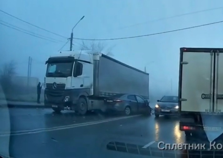 Четыре автомобиля столкнулись в Костроме туманным утром