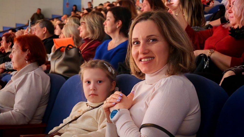 Танцы, песни и театральные номера: костромичкам организовали концерт в честь Дня матери