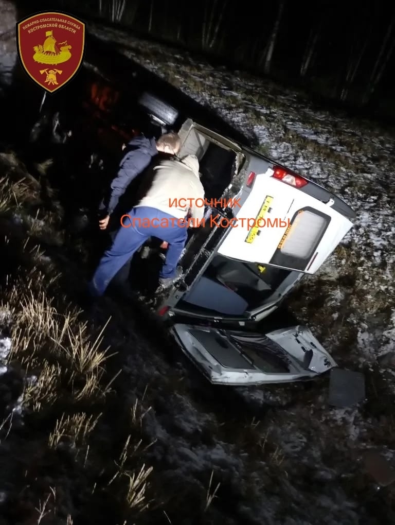 Под Костромой маршрутка с пассажирами улетела в кювет во время гололеда