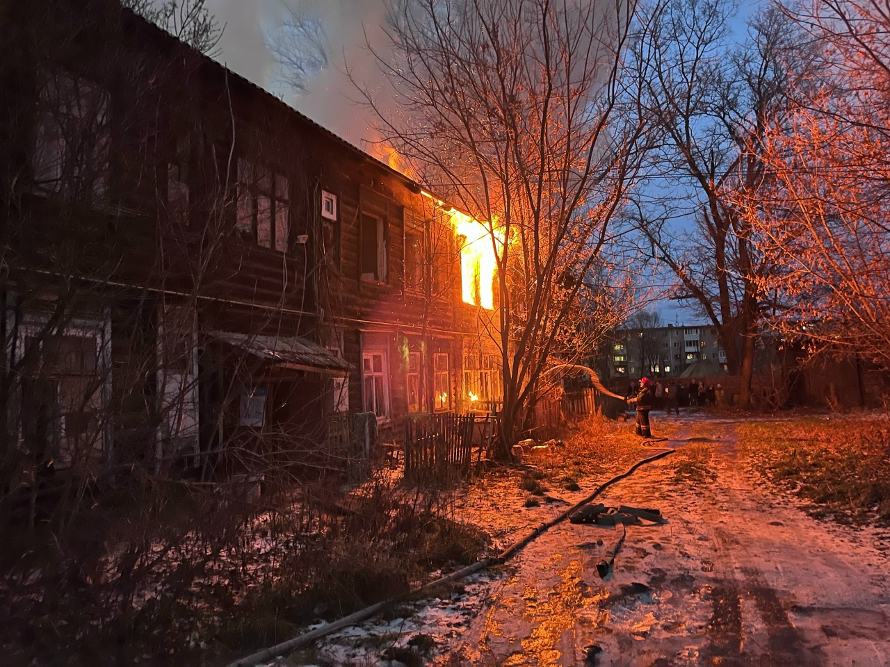В Костроме полыхавший на Рабочей улице дом потушили только к глубокому вечеру