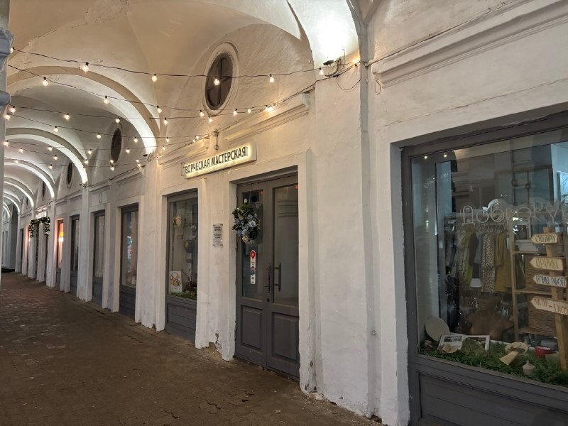 Костромские предприниматели начали украшать Торговые ряды к Новому году