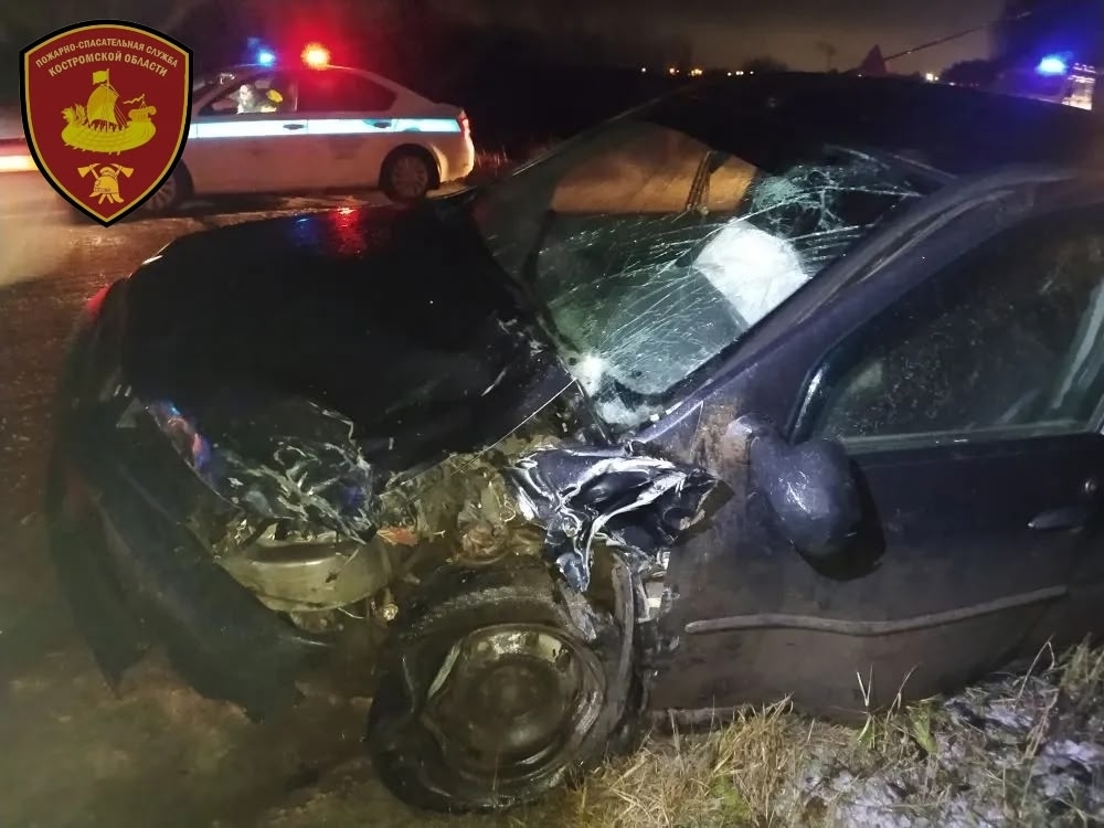 Мужчина оказался заблокирован в машине в результате жесткого ДТП под Костромой
