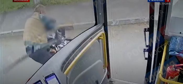 В Костроме водитель автобуса скрутил буйного пассажира с пистолетом