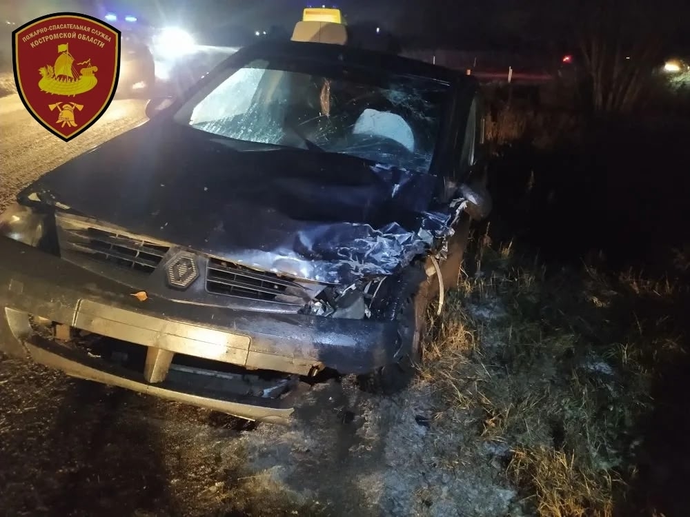 Мужчина оказался заблокирован в машине в результате жесткого ДТП под Костромой