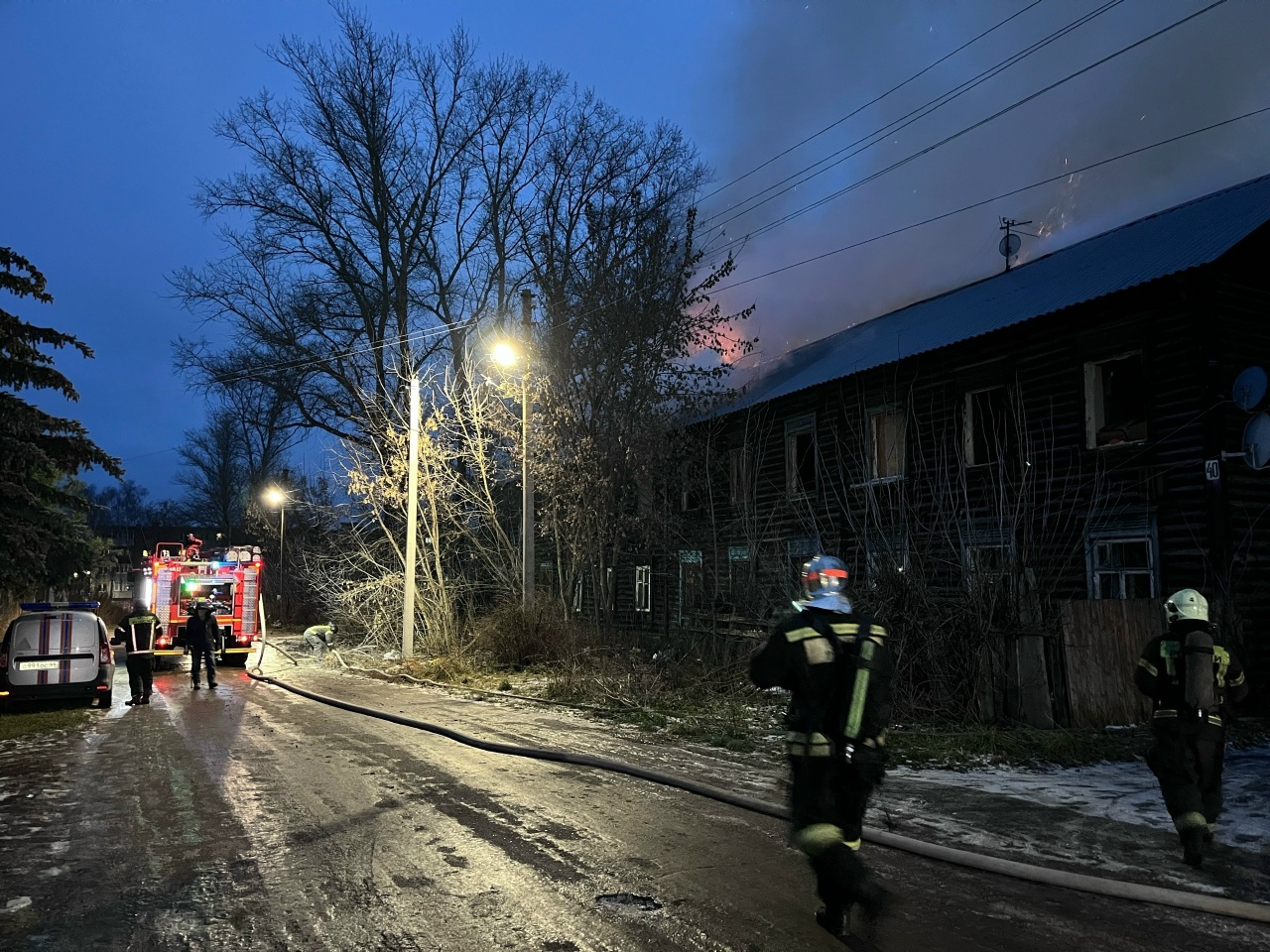 В Костроме полыхавший на Рабочей улице дом потушили только к глубокому вечеру