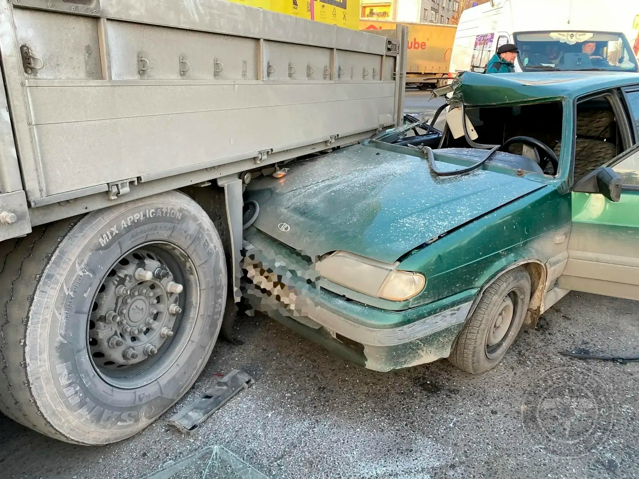 В Костроме спасли застрявшего в покореженной машине костромича