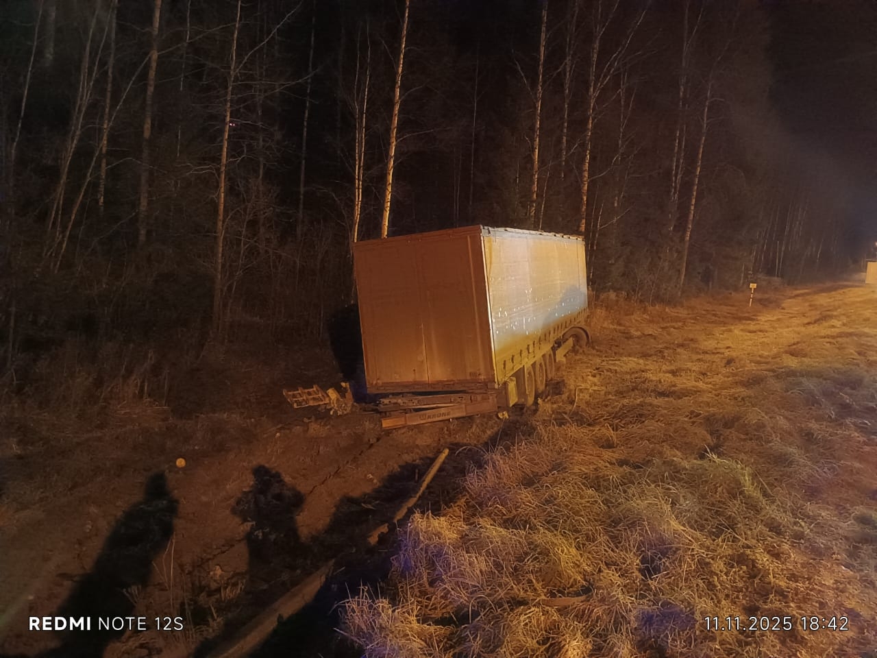 Молодой водитель погиб на костромской трассе из-за сложившейся на льду фуры