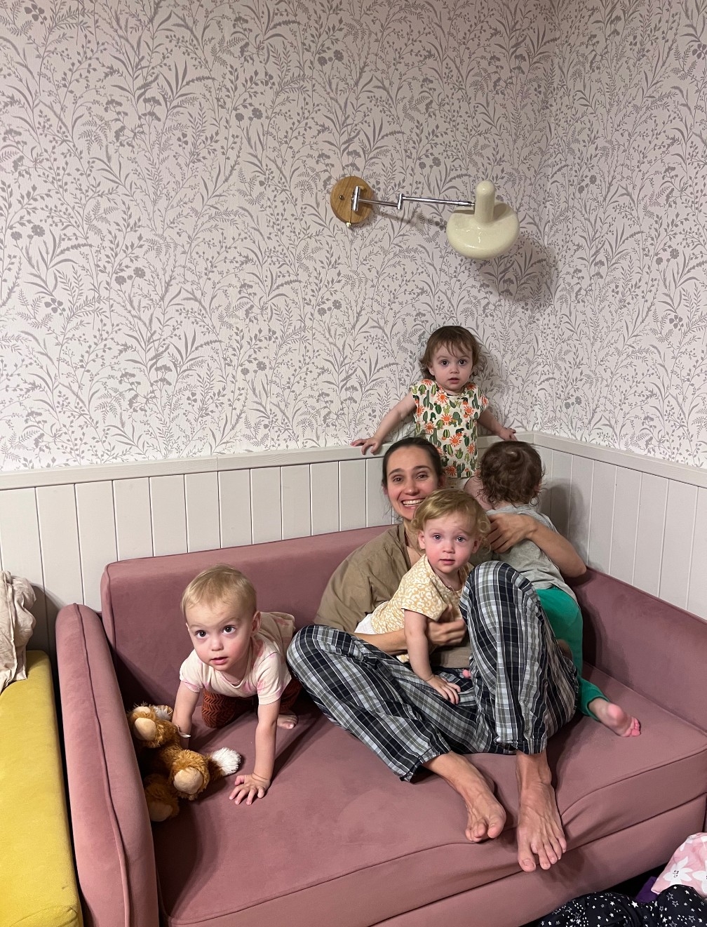 «Я всем матерям желаю становиться сильными»: костромская многомама поделилась историей рождения и воспитания четверняшек