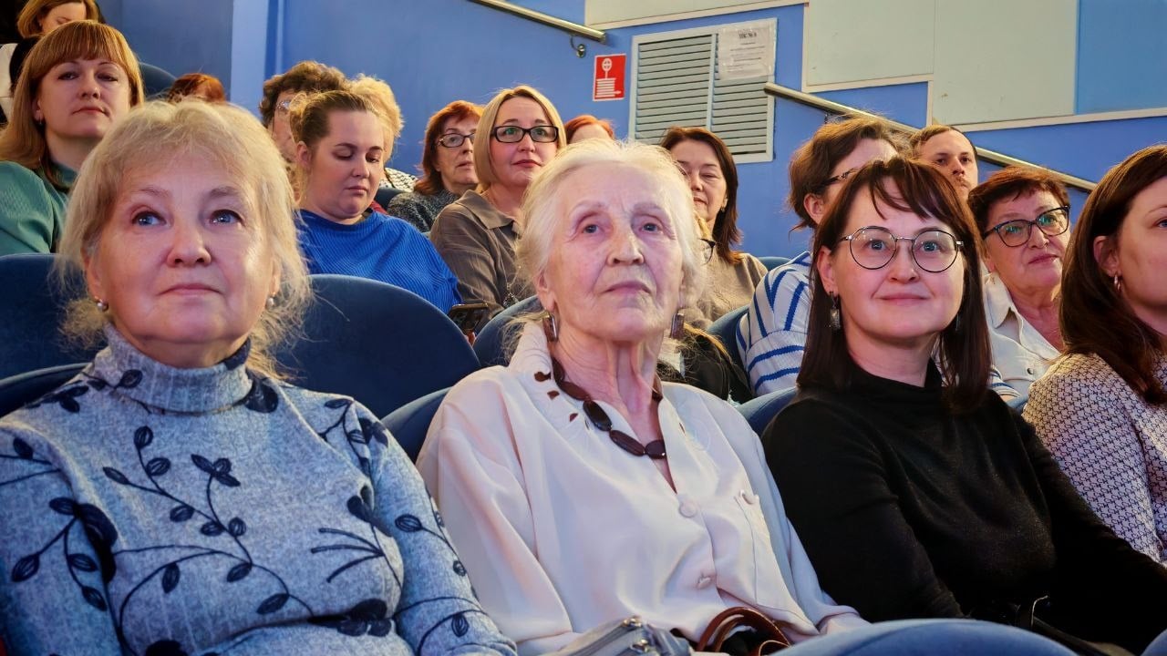 Танцы, песни и театральные номера: костромичкам организовали концерт в честь Дня матери