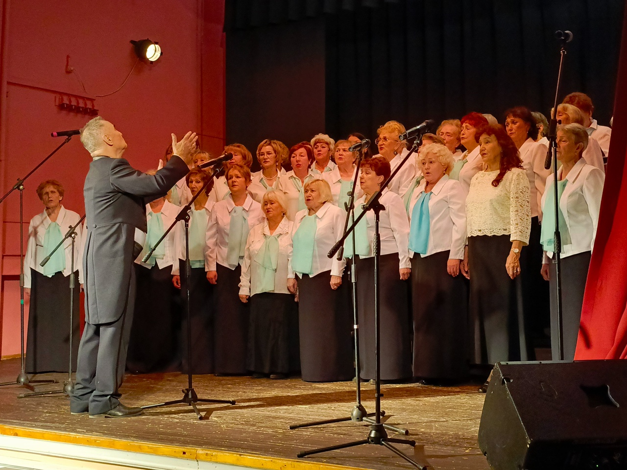 В Костроме прощаются с дирижером женского хора Петром Букатчуком