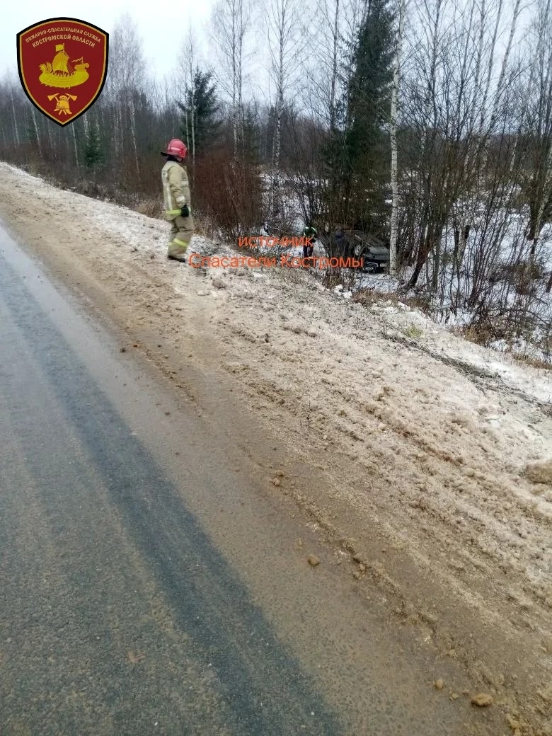 На костромской трассе автоледи не справилась с управлением и улетела в кювет