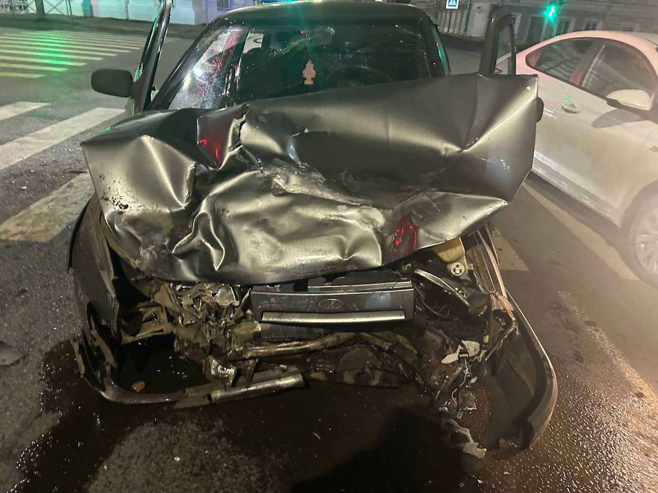 Костромич разбил дорогую БМВ об столб