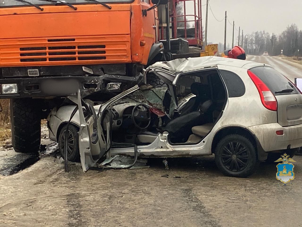 В Красносельском районе автоледи влетела в КАМАЗ и погибла