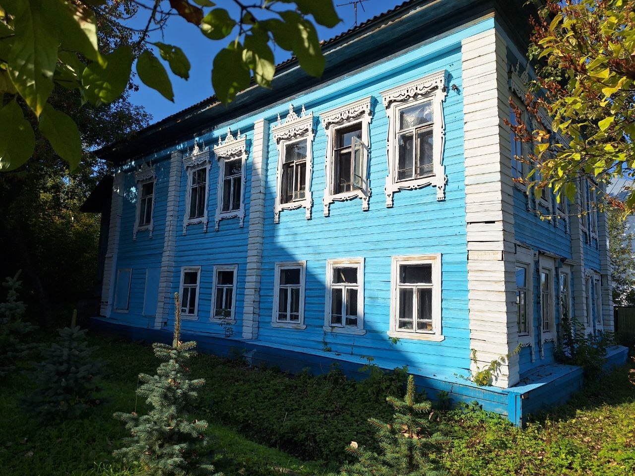 В Костромской области собственника голубого дома с резными наличниками призвали к реставрации