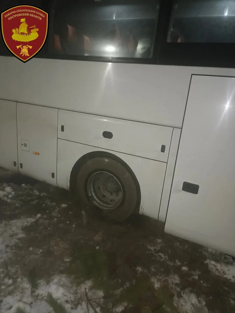 В Костромской области автобус с детьми застрял в опасном овраге