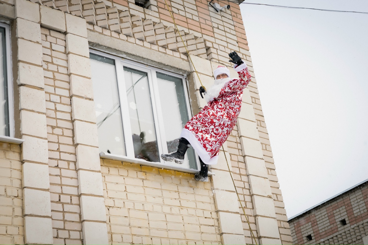 В Костроме десантник-Дед Мороз спустился к детям с крыши