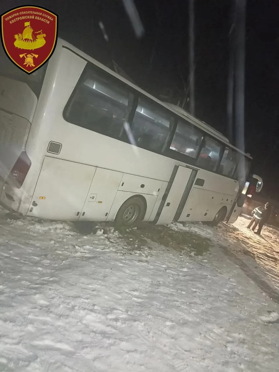 В Костромской области автобус с детьми застрял в опасном овраге