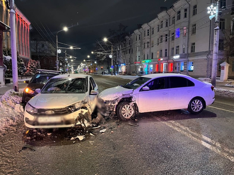 В Костроме на Советской произошло тройное ДТП