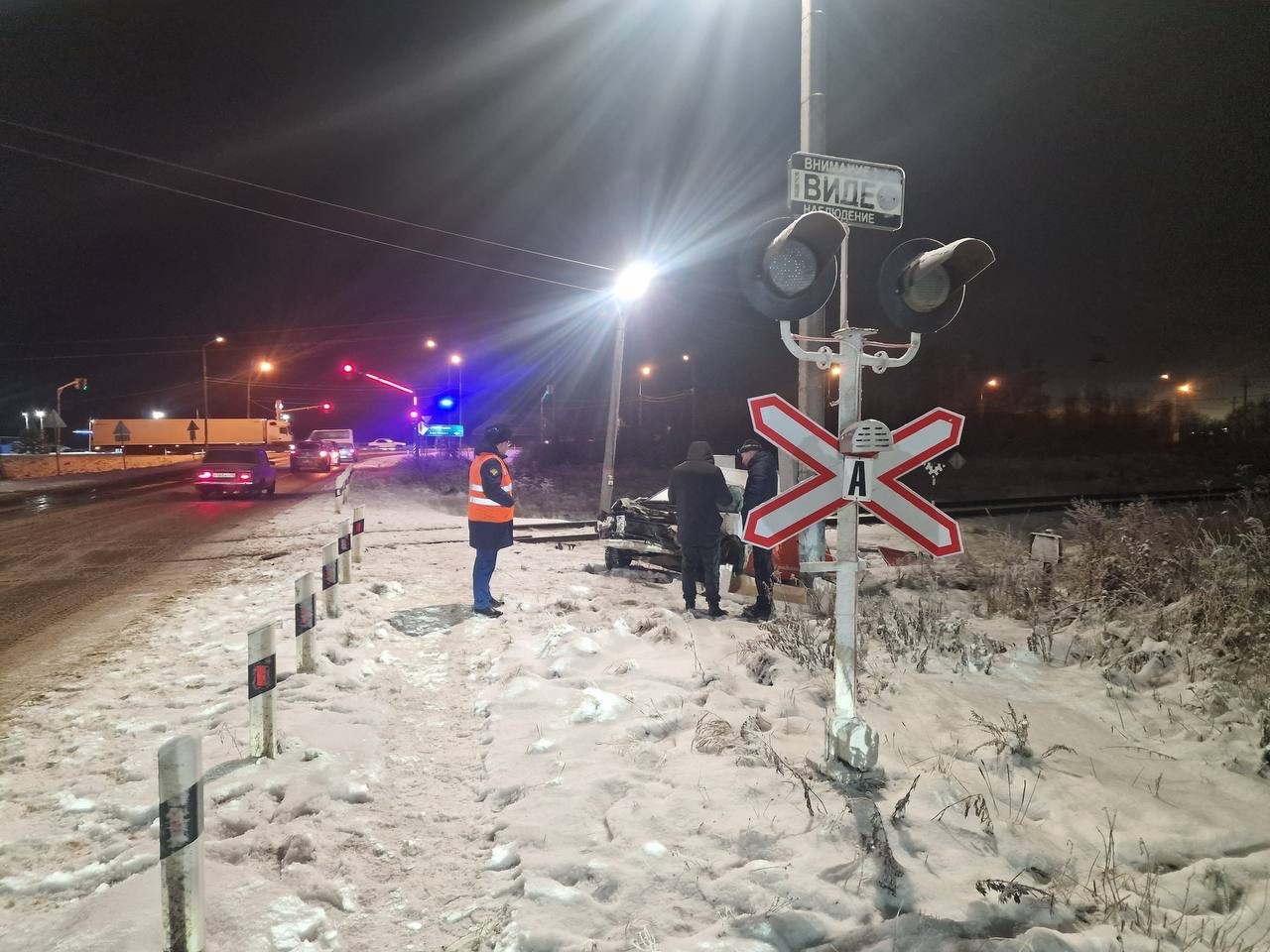 В Костромской области локомотив въехал в легковушку на железнодорожном переезде