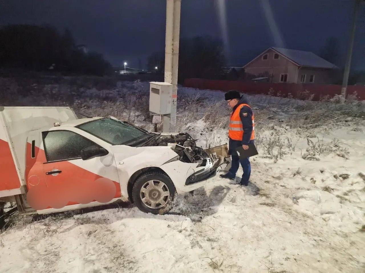 В Костромской области локомотив въехал в легковушку на железнодорожном переезде