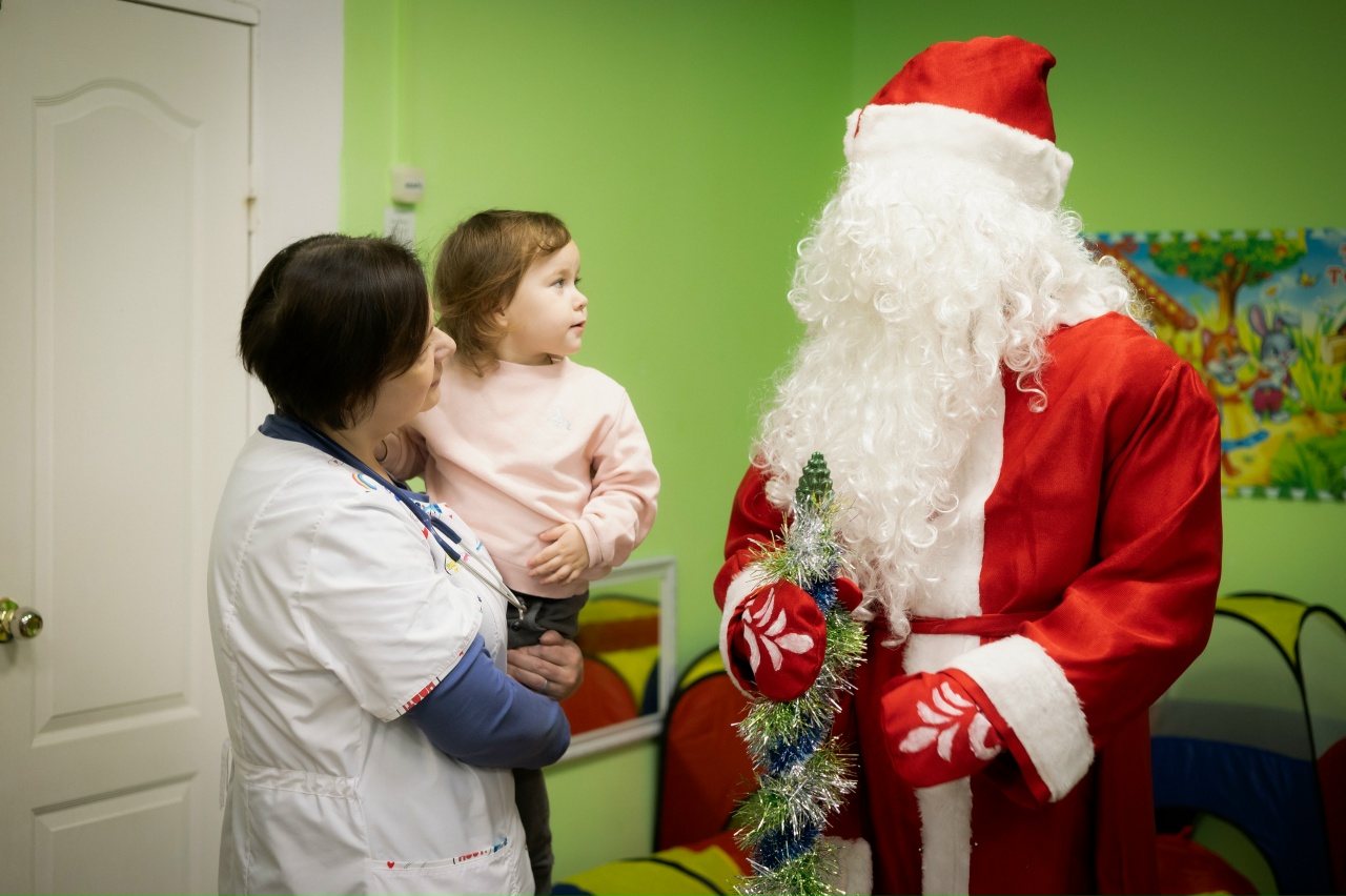 В Костроме десантник-Дед Мороз спустился к детям с крыши