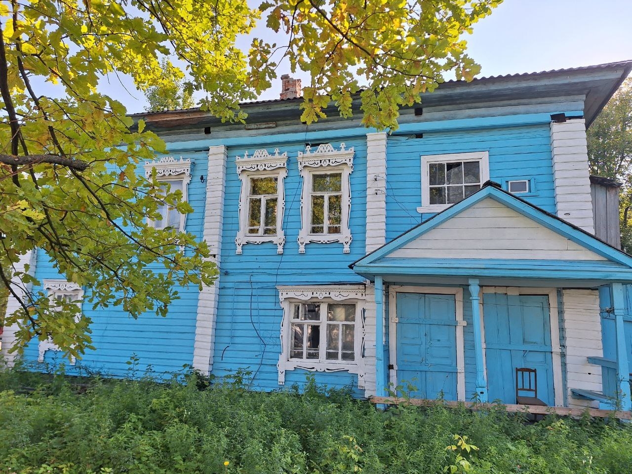 В Костромской области собственника голубого дома с резными наличниками призвали к реставрации