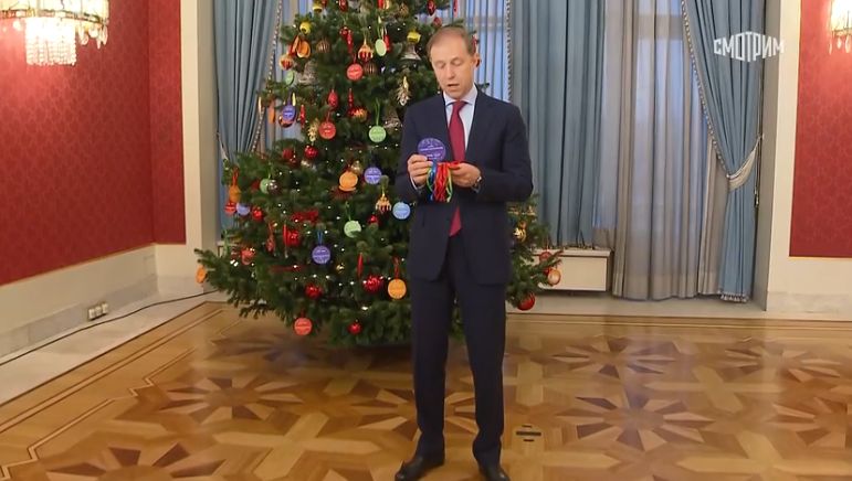 Первый вице-премьер Денис Мантуров подарит костромской школьнице балалайку