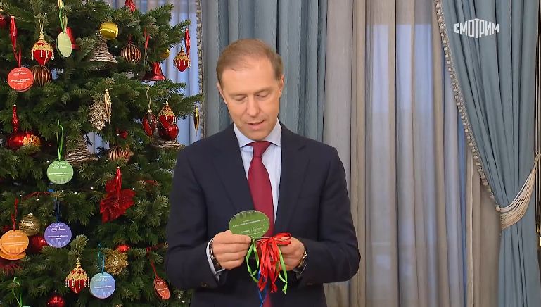 Первый вице-премьер Денис Мантуров подарит костромской школьнице балалайку