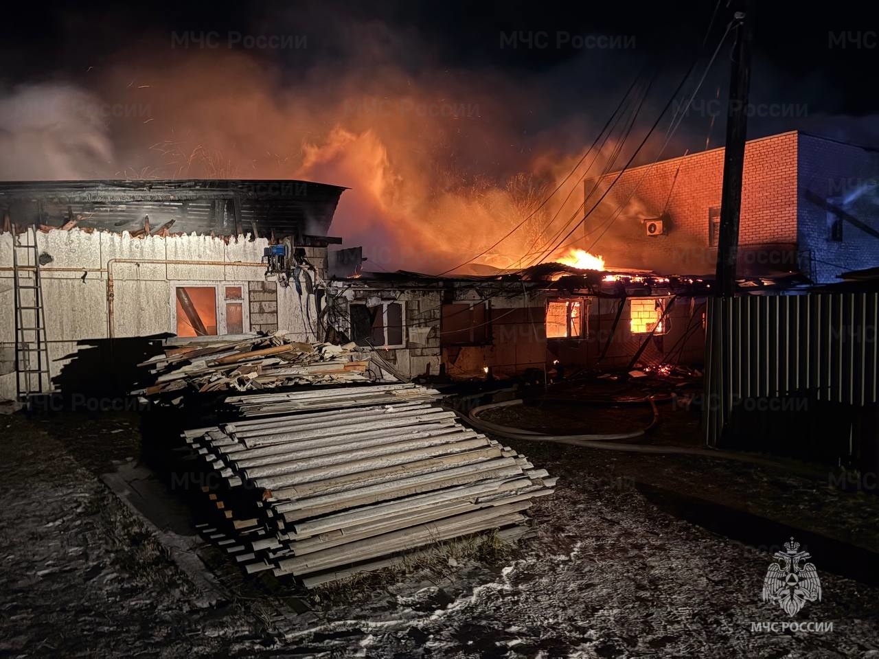 Огонь уничтожил 1200 «квадратов» ювелирного производства под Костромой