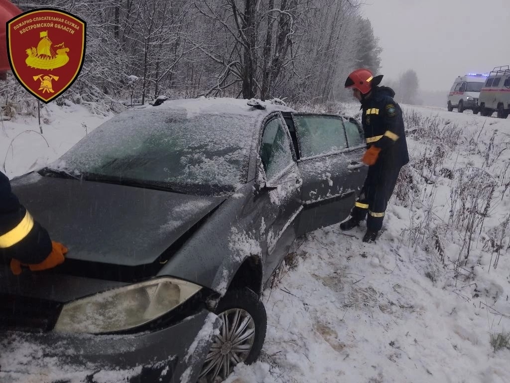 В Костромской области водитель пострадал из-за потери управления на заснеженной трассе