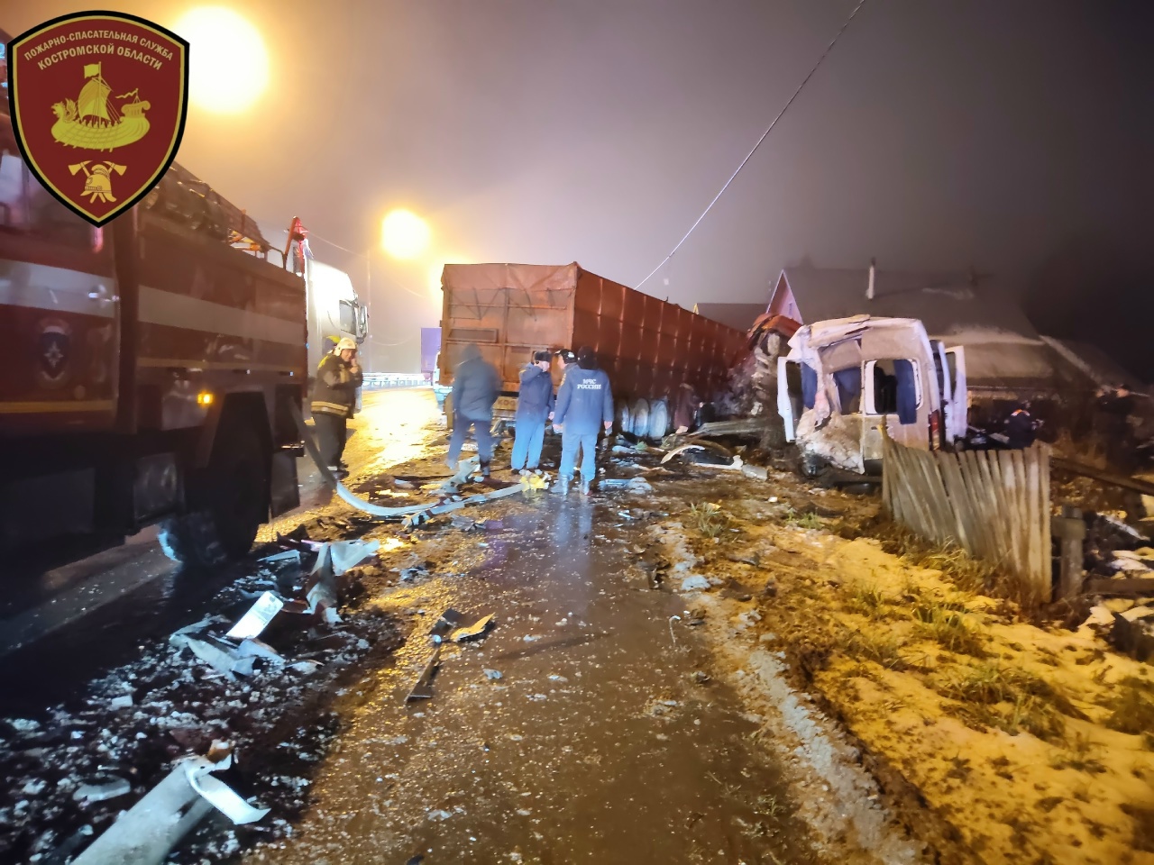 Пассажиры рейсового автобуса пострадали в страшном массовом ДТП под Костромой