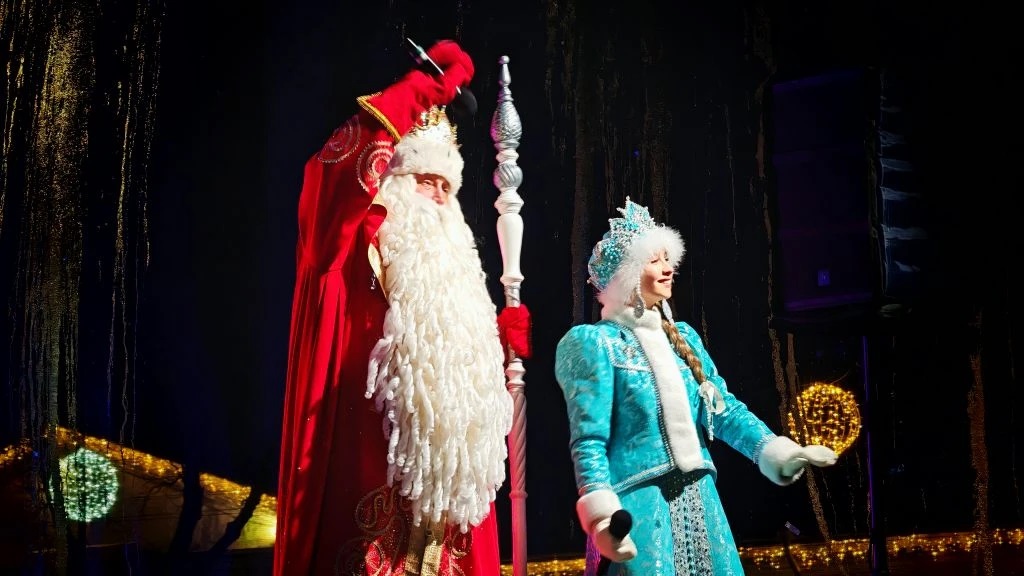 В Костроме Дед Мороз из Великого Устюга зажёг огни на главной ёлке города