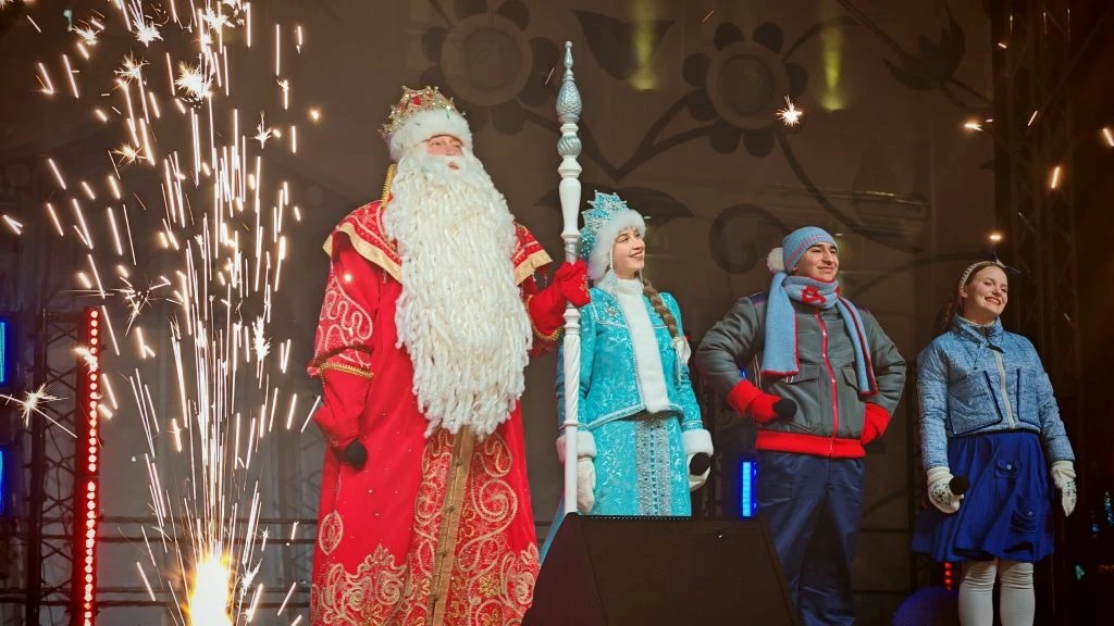 В Костроме Дед Мороз из Великого Устюга зажёг огни на главной ёлке города