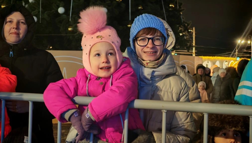 В Костроме Дед Мороз из Великого Устюга зажёг огни на главной ёлке города