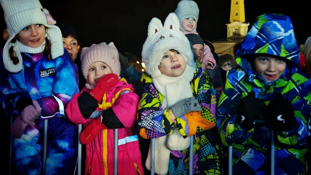В Костроме Дед Мороз из Великого Устюга зажёг огни на главной ёлке города