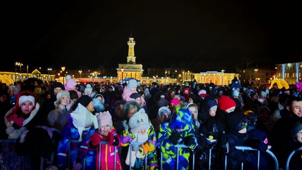 В Костроме Дед Мороз из Великого Устюга зажёг огни на главной ёлке города