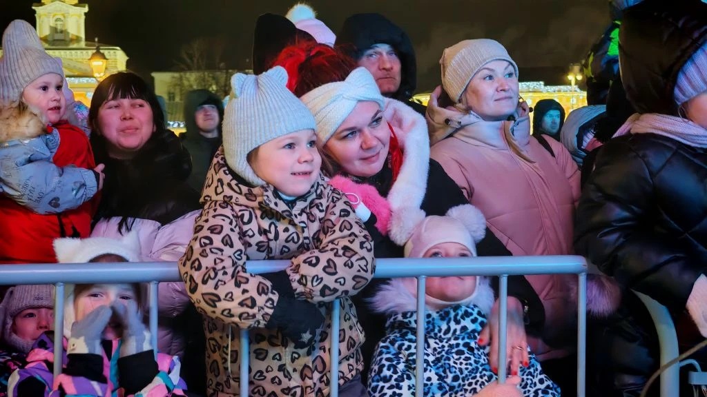 В Костроме Дед Мороз из Великого Устюга зажёг огни на главной ёлке города