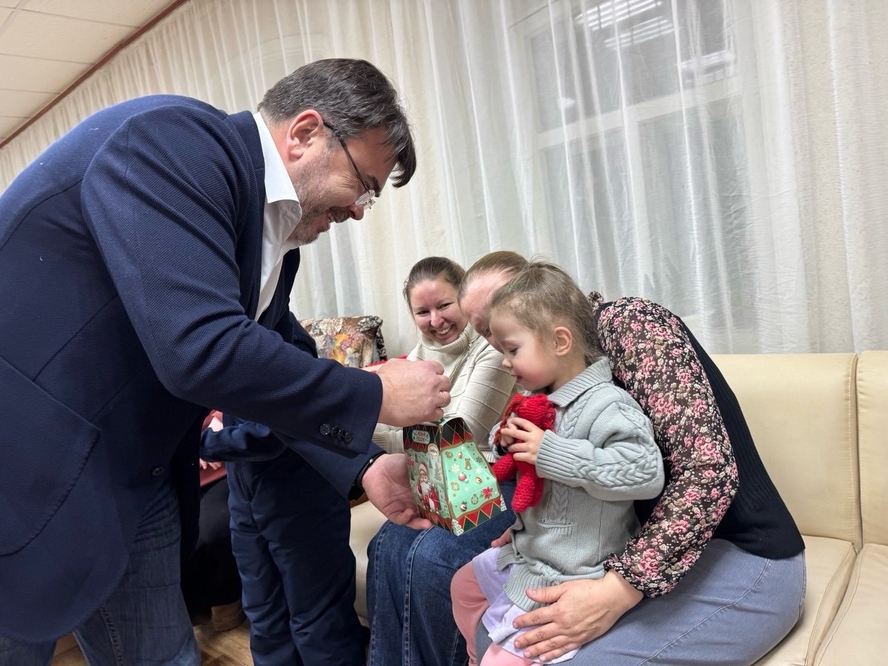 Более тысячи подарков: новогодние акции «Соколов Фонда» в Костромской области