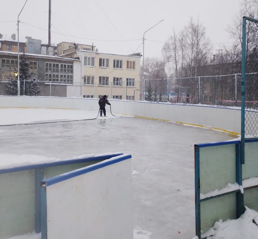В Костроме приступили к заливке катков