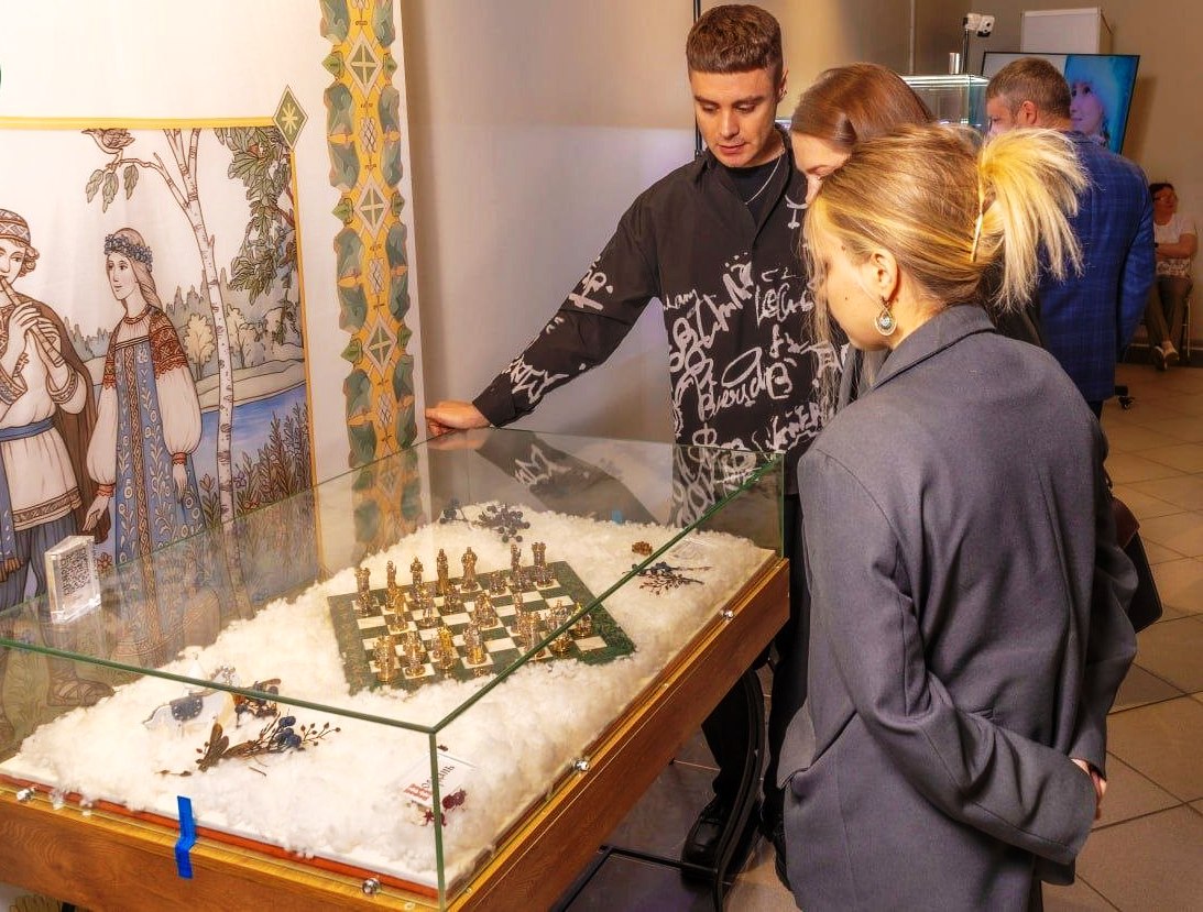 В Костроме открылась выставка «Ювелирная сказка от Костромской Снегурочки»