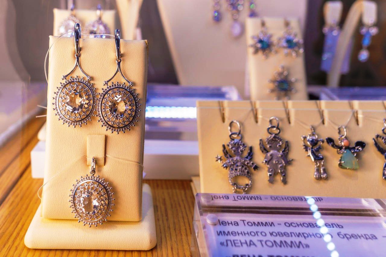 В Костроме открылась выставка «Ювелирная сказка от Костромской Снегурочки»