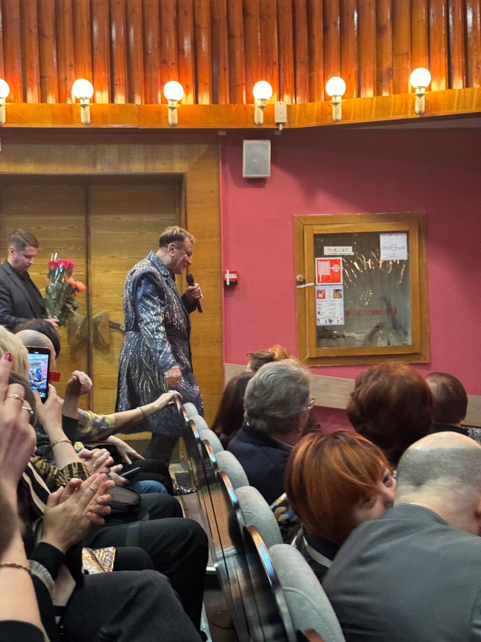 Костромичи станцевали на сцене во время выступления Сергея Пенкина 7 декабря