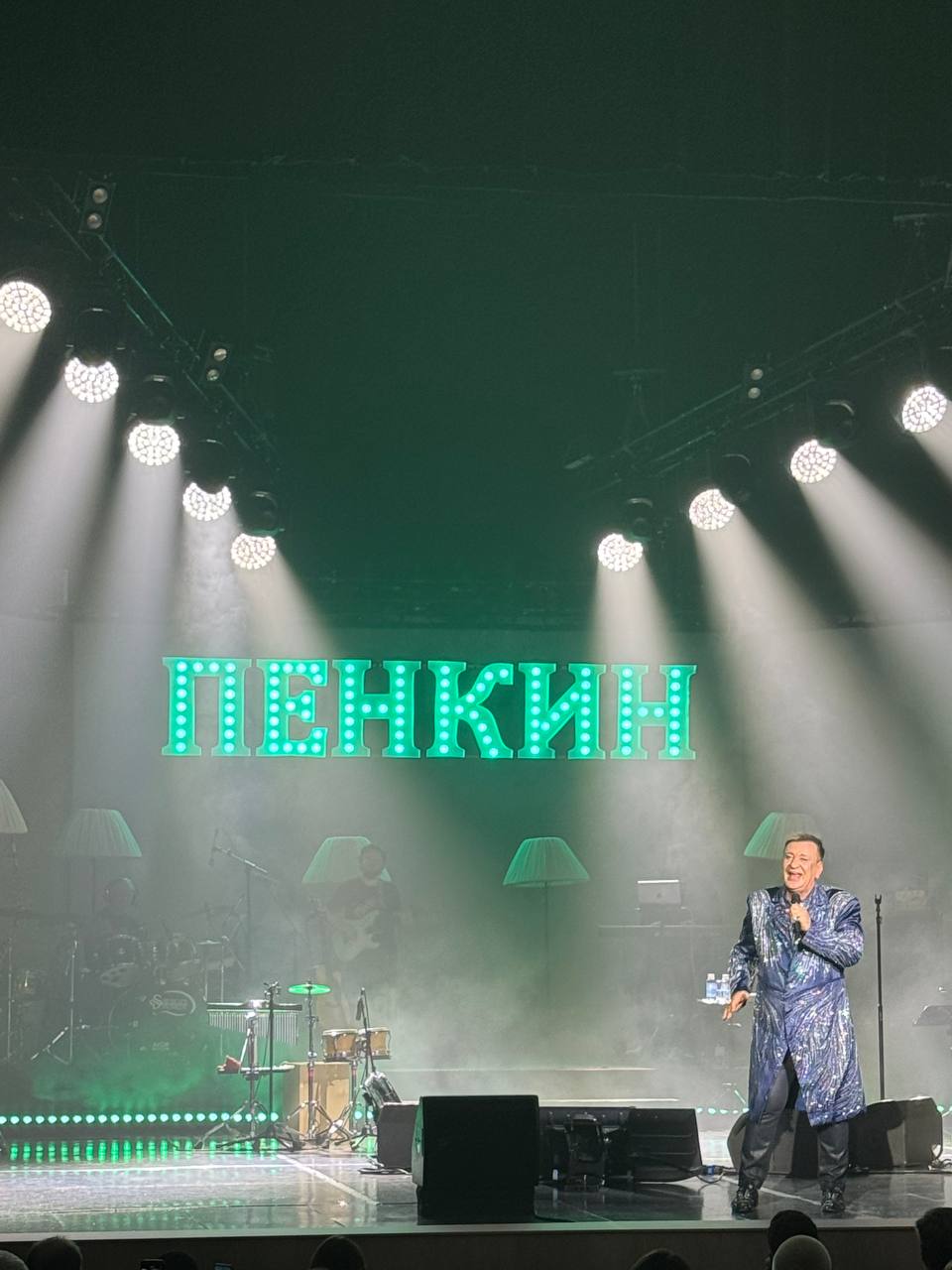 Костромичи станцевали на сцене во время выступления Сергея Пенкина 7 декабря