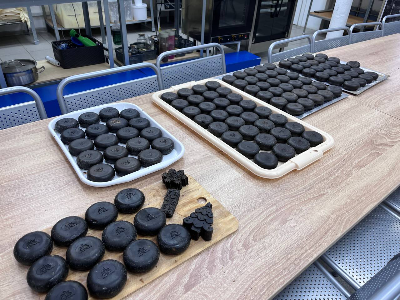 Мыло в форме елочной шишки и символа года: Костромская мыловаренная мануфактура изготовила эксклюзивные подарки к Новому году