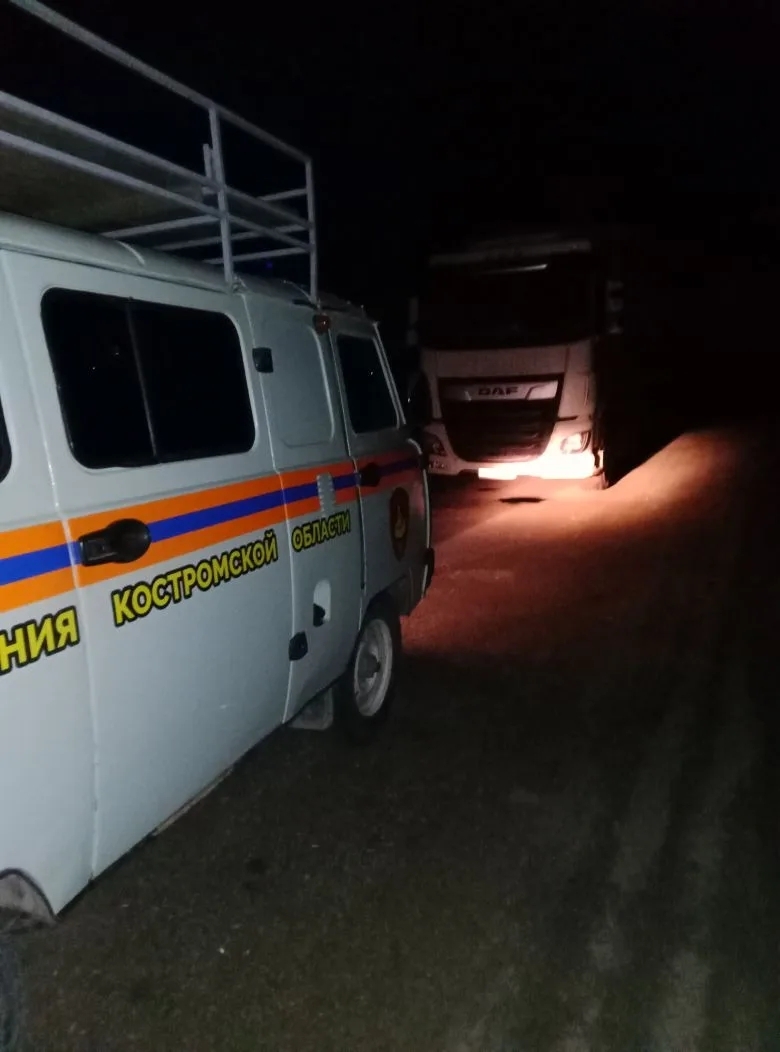 Костромские спасатели помогли замерзающему на трассе дальнобойщику