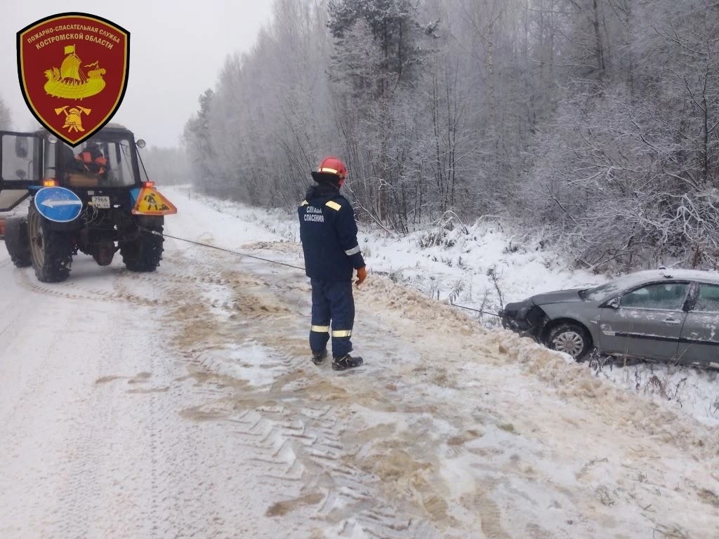 В Костромской области водитель пострадал из-за потери управления на заснеженной трассе