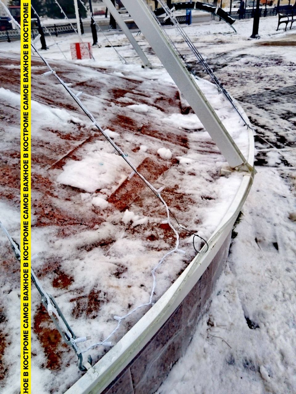 В Костроме неизвестные испортили новогоднюю декорацию в центре города