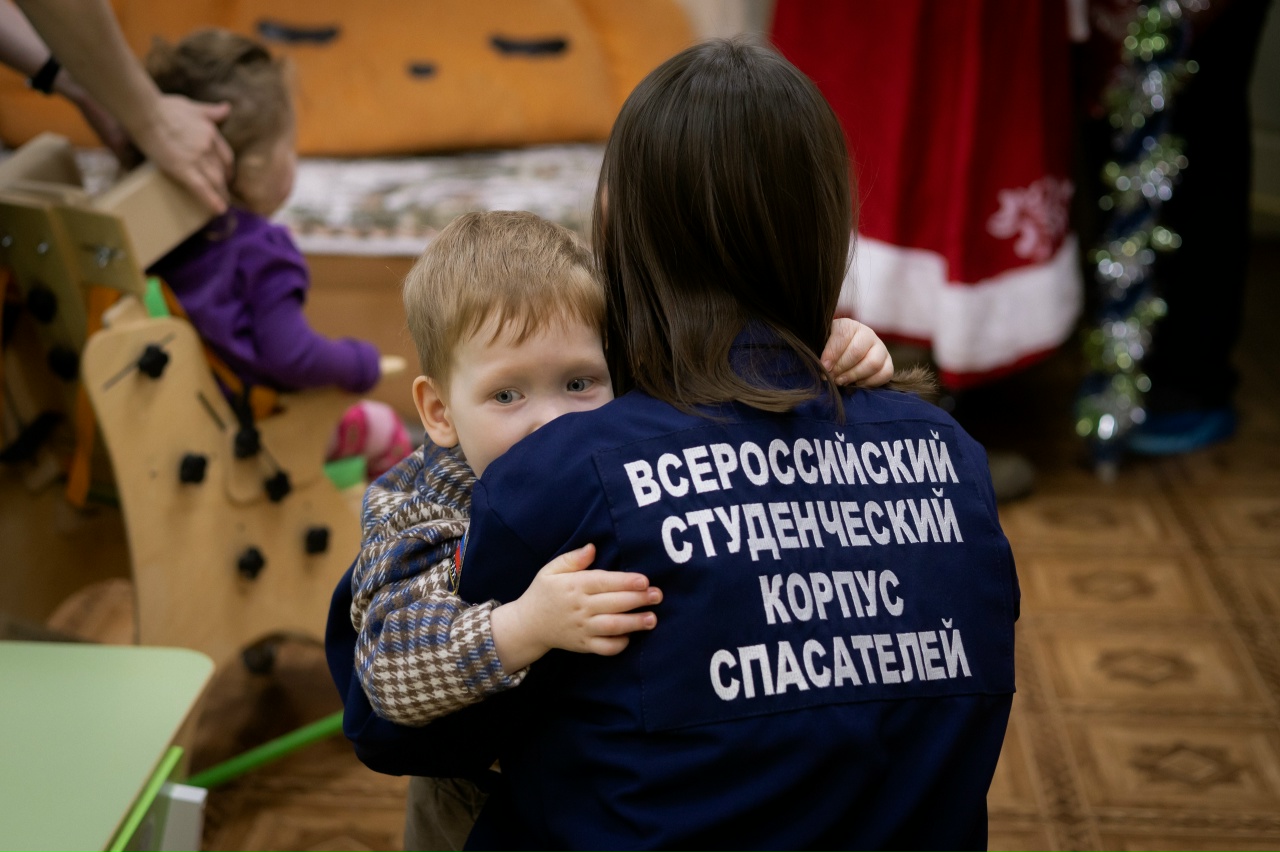 В Костроме десантник-Дед Мороз спустился к детям с крыши