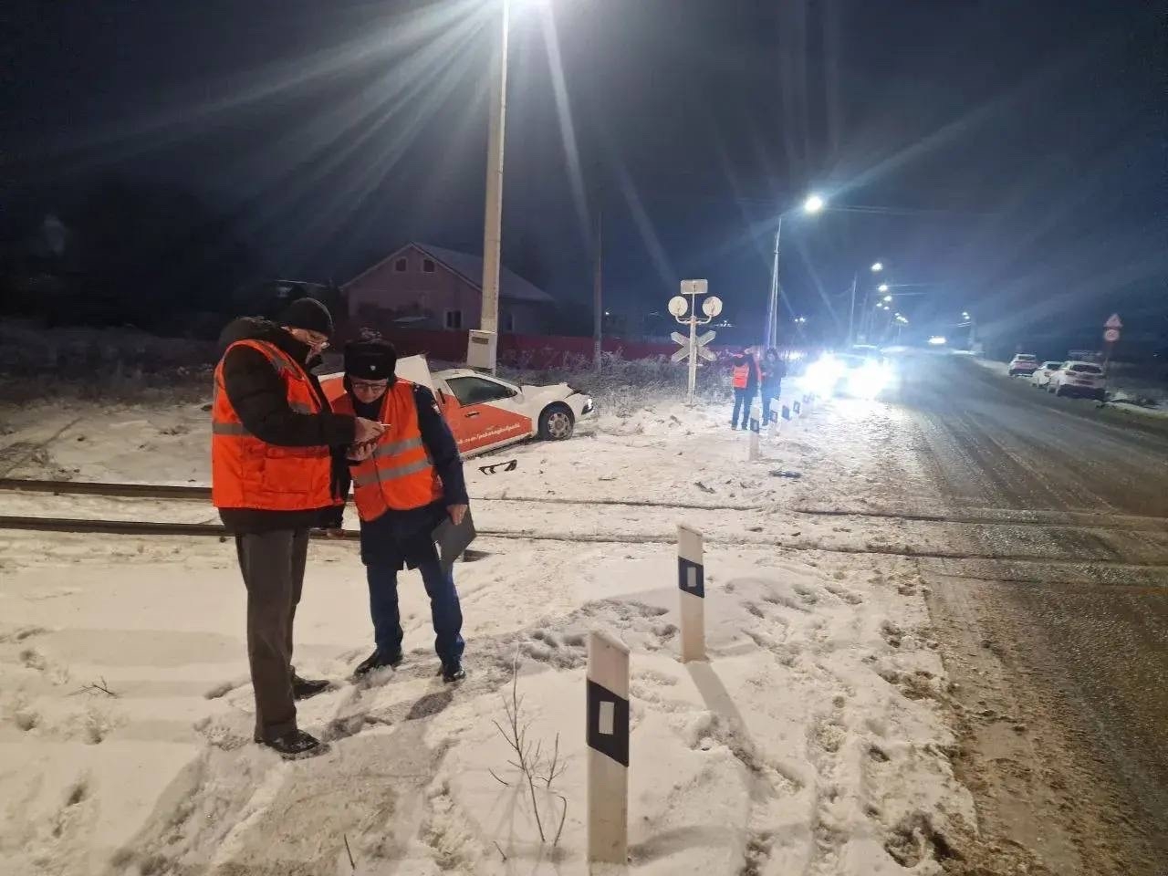 В Костромской области локомотив въехал в легковушку на железнодорожном переезде