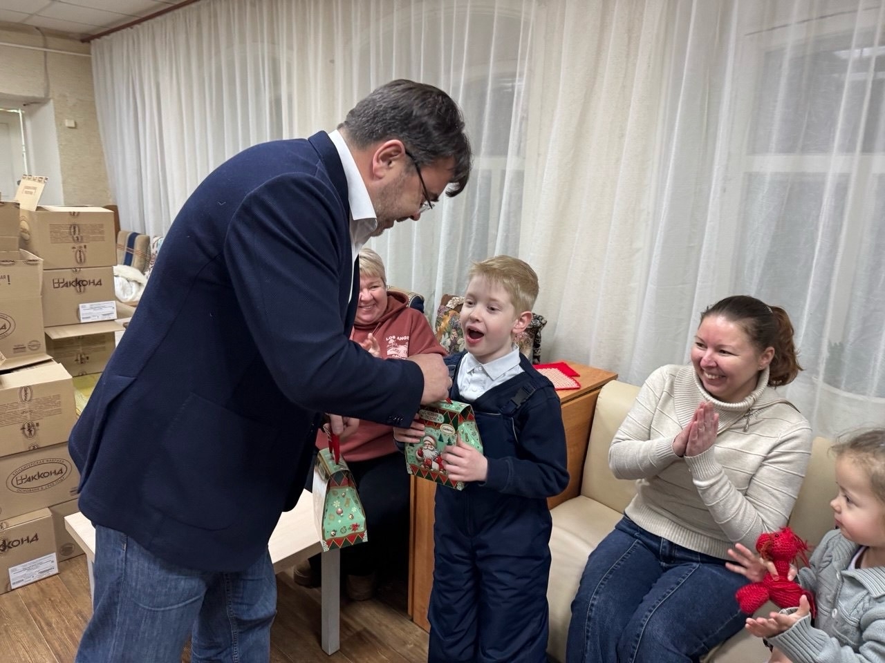 Более тысячи подарков: новогодние акции «Соколов Фонда» в Костромской области